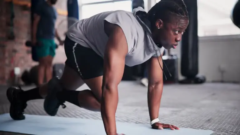 تمارين البطن: أفضل تمارين لشد عضلات البطن ونحتها بسرعة 9 تمرين Plank تحريك الأرجل
